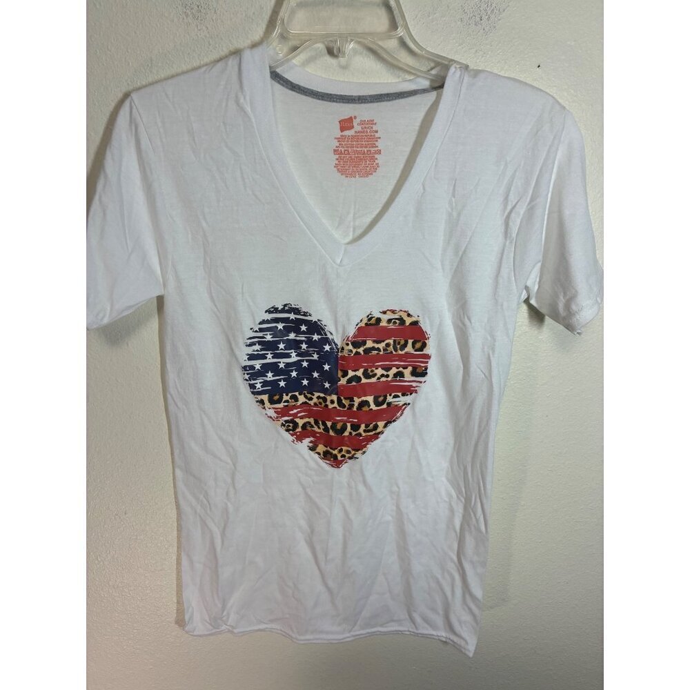 NWOT Graphic T-Shirt Heart Patriotic Flag Animal Print V-neck Casual Size Small